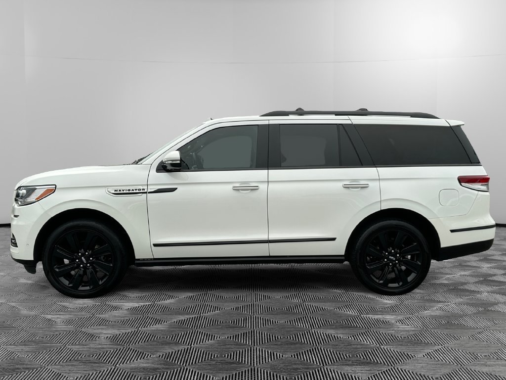 Used 2023 Lincoln Navigator Reserve w/ Monochromatic Package AWD/4WD image 2