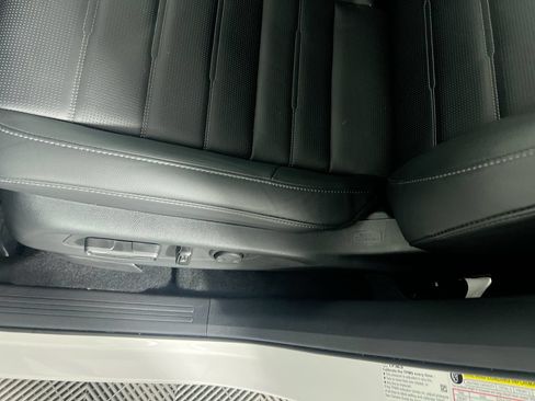 Used 2025 Honda CR-V EX-L image 9