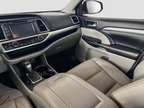 Used 2017 Toyota Highlander XLE FWD image 16