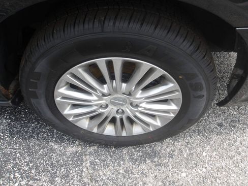 Used 2014 Chrysler Town & Country Touring-L FWD image 5