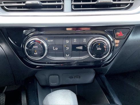 Used 2025 Chevrolet Trax LT FWD image 32