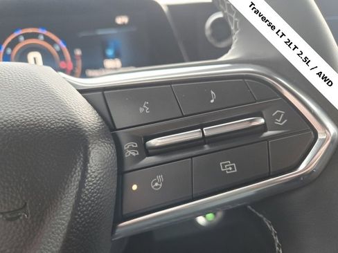 Used 2025 Chevrolet Traverse LT image 30