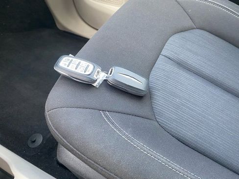 Used 2022 Chrysler Voyager LX image 28