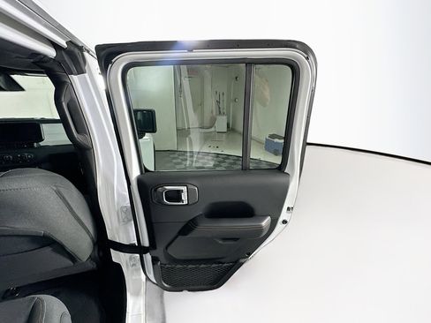 Used 2025 Jeep Wrangler Unlimited Sahara AWD/4WD image 29
