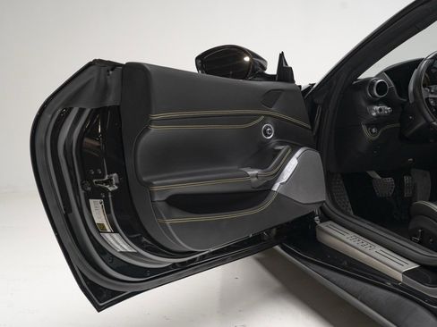 Used 2019 Ferrari Portofino Base image 17