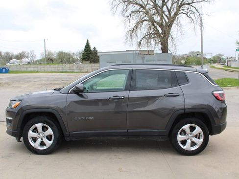 Used 2017 Jeep Compass Latitude w/ Popular Equipment Group AWD/4WD image 5