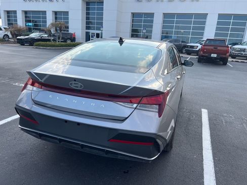 Used 2025 Hyundai Elantra SE image 9