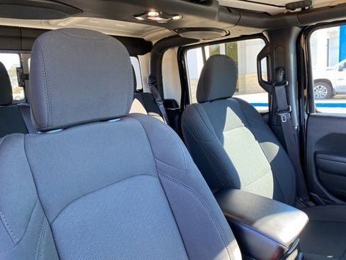Used 2023 Jeep Gladiator Willys image 27