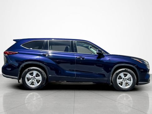 Used 2022 Toyota Highlander LE FWD image 6