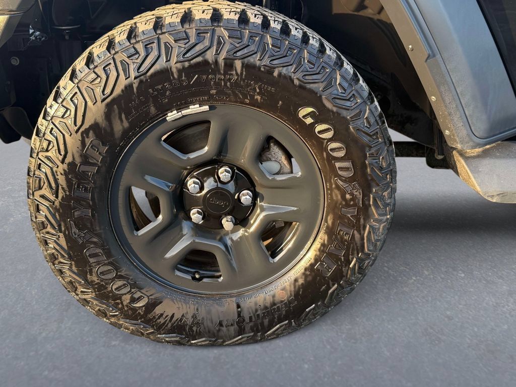 Used 2021 Jeep Gladiator Sport AWD/4WD image 9