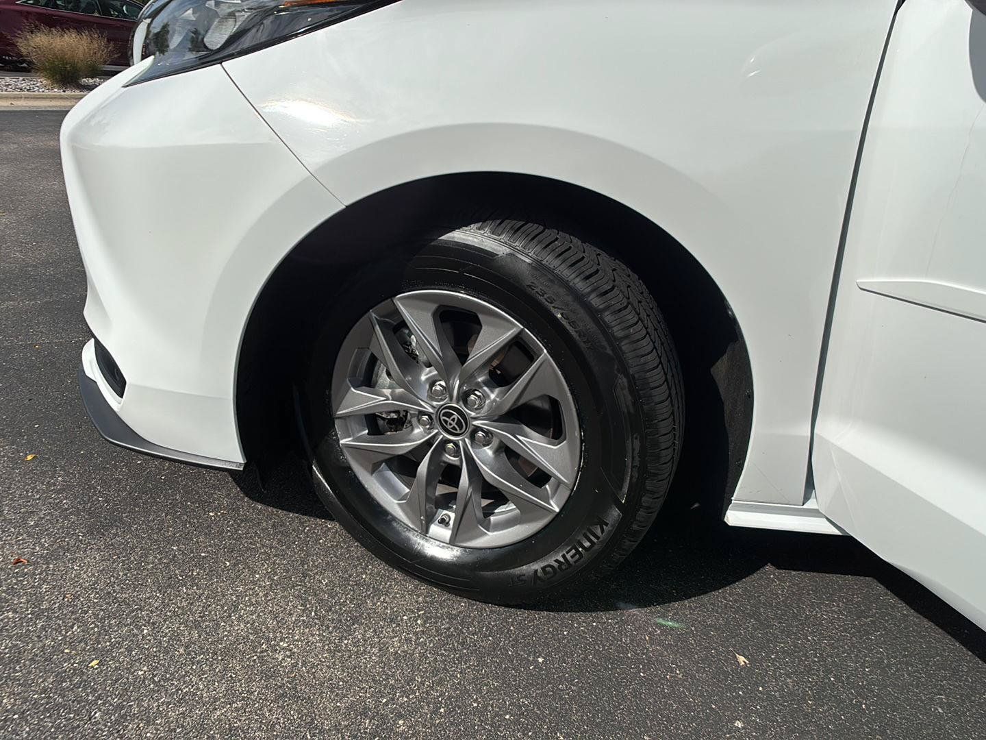 Used 2024 Toyota Sienna LE AWD/4WD image 5
