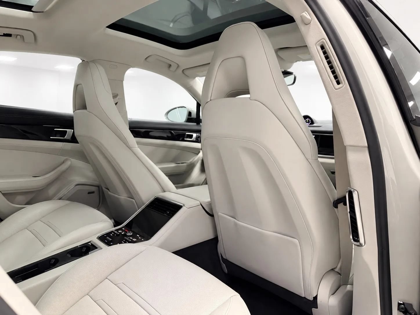 Used 2022 Porsche Panamera 4 w/ Premium Package AWD/4WD image 20