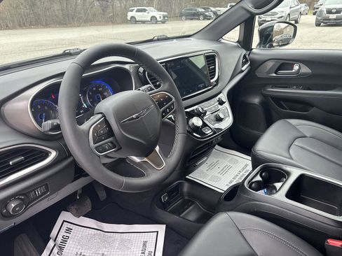 Used 2025 Chrysler Pacifica Select FWD image 14