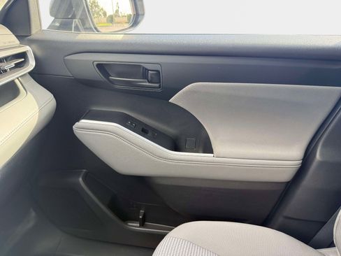 Used 2023 Toyota Highlander LE FWD image 19