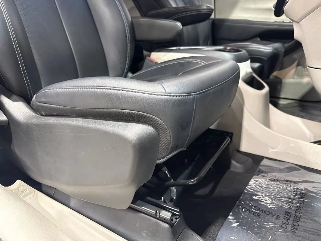 Used 2024 Chrysler Pacifica Touring-L FWD image 95