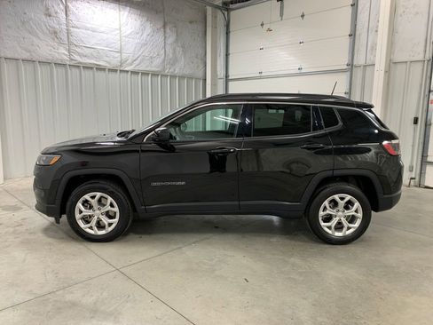 Used 2024 Jeep Compass Latitude image 18