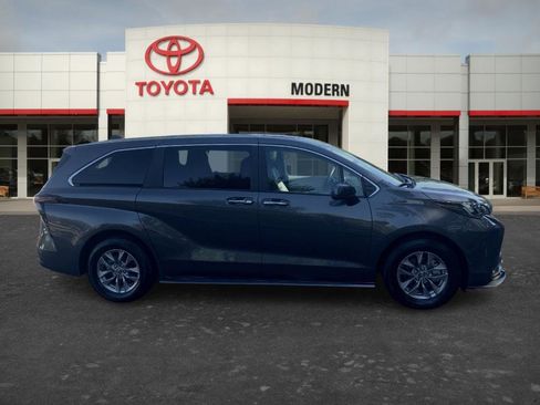 Certified 2025 Toyota Sienna XLE FWD image 4