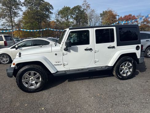 Used 2017 Jeep Wrangler Unlimited Sahara w/ Connectivity Group image 15