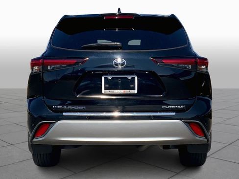 Used 2024 Toyota Highlander Platinum image 5