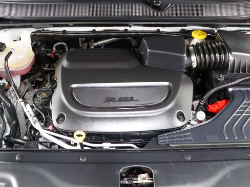 Used 2023 Chrysler Pacifica Touring-L FWD image 33
