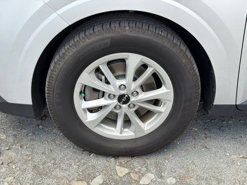 Used 2023 Kia Carnival LX FWD image 5