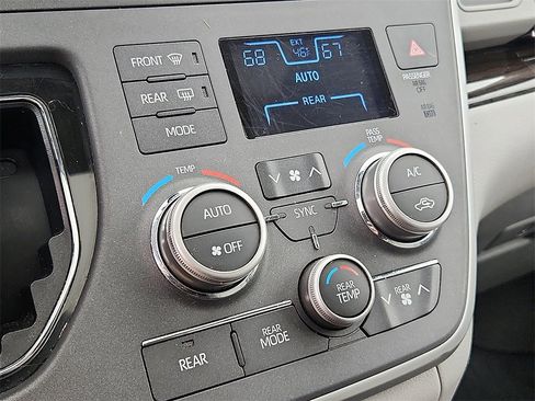 Used 2020 Toyota Sienna XLE image 16