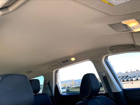 Used 2023 Nissan Pathfinder S image 12