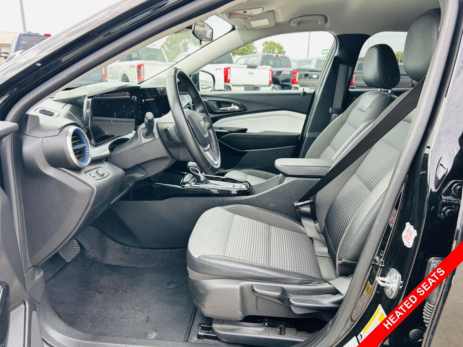 Used 2025 Chevrolet Trax LT w/ LT Convenience Package FWD image 3