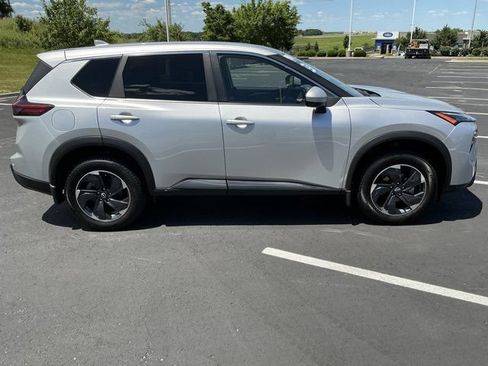 Used 2025 Nissan Rogue SV AWD/4WD image 3