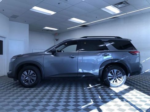 Used 2025 Nissan Pathfinder SV image 12