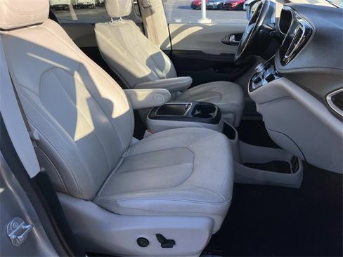 Used 2021 Chrysler Pacifica Touring-L image 30