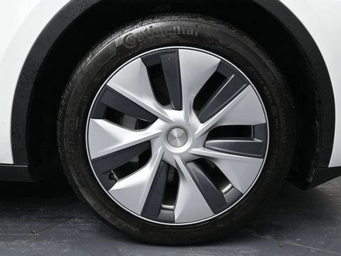 Used 2023 Tesla Model Y Long Range image 13