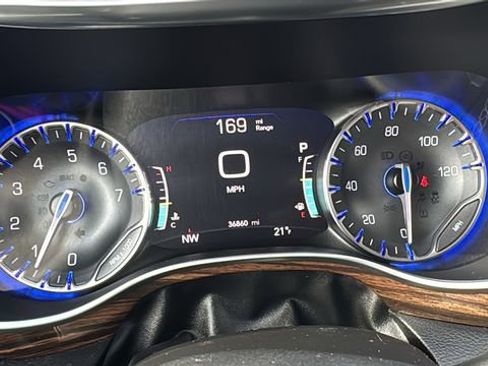 Used 2022 Chrysler Pacifica Limited image 19