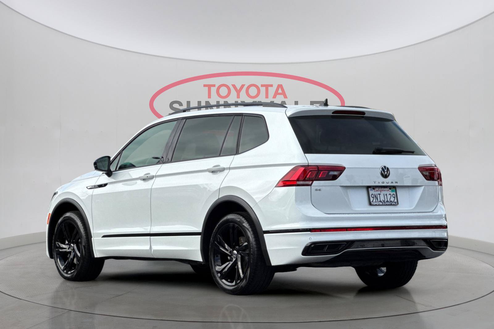 Used 2024 Volkswagen Tiguan SE R-Line FWD image 7