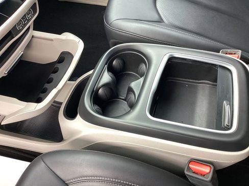 Used 2024 Chrysler Pacifica Touring-L image 34