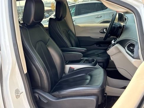 Used 2023 Chrysler Pacifica Touring-L FWD image 22