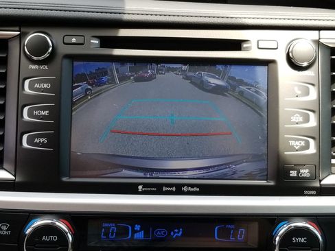 Used 2019 Toyota Highlander XLE FWD image 25