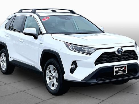 Used 2021 Toyota RAV4 XLE w/ Convenience Package AWD/4WD image 2