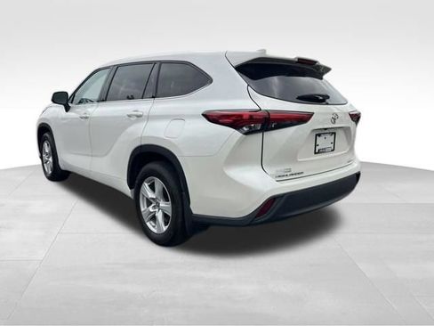 Used 2021 Toyota Highlander LE AWD/4WD image 5