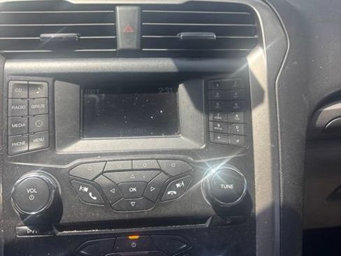 Used 2017 Ford Fusion SE FWD image 3
