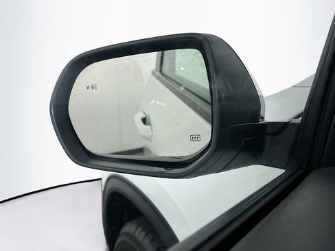 Used 2025 Chevrolet Traverse LT image 16