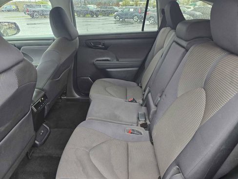 Used 2023 Toyota Highlander LE AWD/4WD image 18