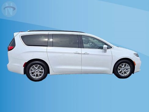 Certified 2022 Chrysler Pacifica Touring-L image 9