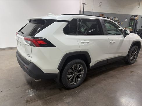 Used 2022 Toyota RAV4 XLE Premium image 3