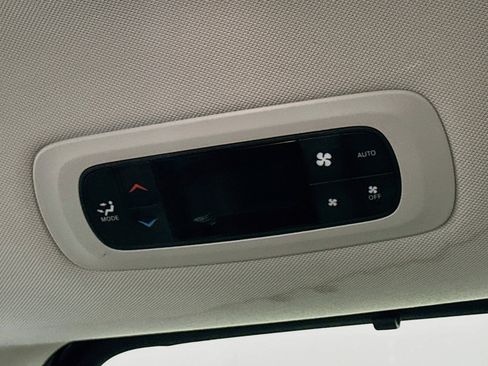 Used 2024 Chrysler Pacifica Touring-L FWD image 25