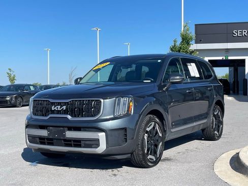 Certified 2023 Kia Telluride EX w/ EX Captain's Chair Package AWD/4WD image 3