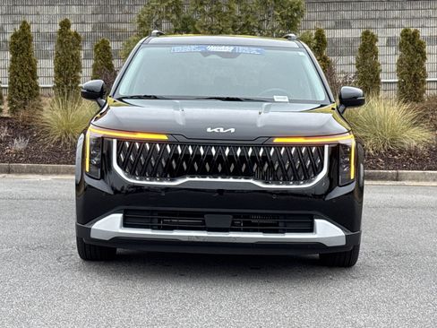 Used 2025 Kia Carnival EX image 3