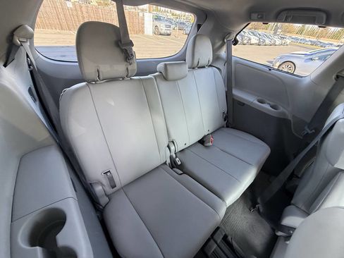 Used 2013 Toyota Sienna XLE image 19