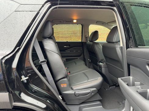 Used 2024 Nissan Pathfinder SL image 10