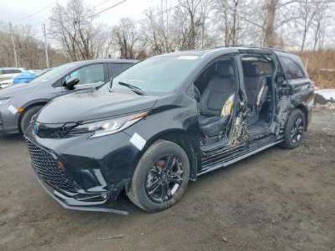 Used 2025 Toyota Sienna XSE w/ XSE Premium Package AWD/4WD image 2